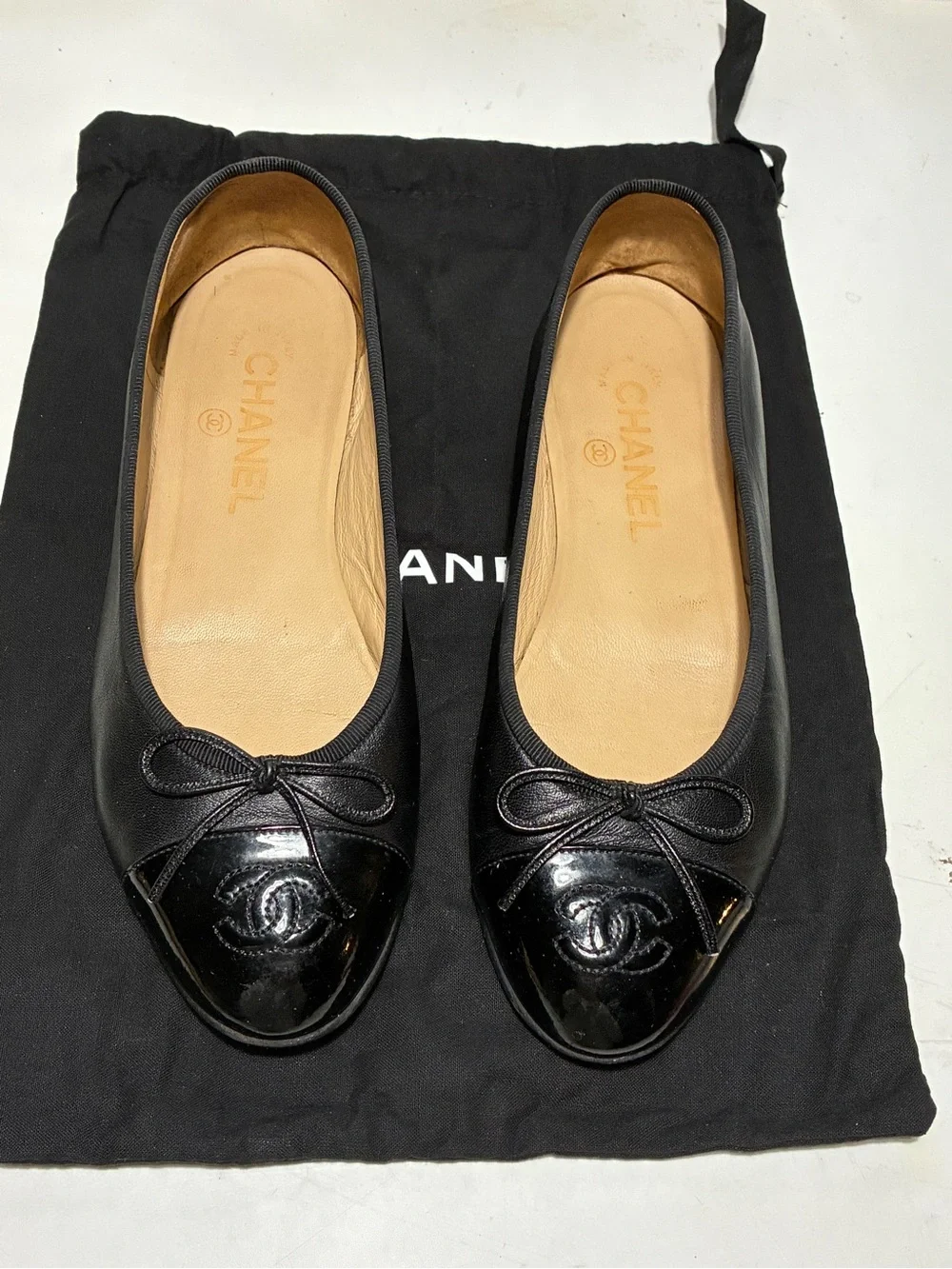 CHANEL Black Leather Cap-Toe Ballet Flats with CC Logo